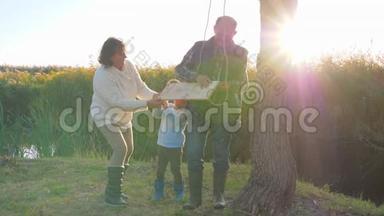 爷爷和奶奶在树上荡秋千，在湖边的空地上为好孩子荡秋千